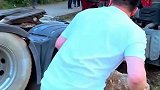 叉车拖拽半挂车头，车轮拉冒烟都拖不动