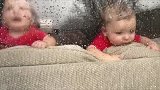 双胞胎宝宝趴在窗户边看下雨，画面太可爱了！
