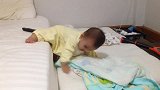 7个月小宝宝想拿遥控器，叭，摔了！给这位坚强的宝宝点赞！
