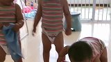 十五个月的三胞胎女儿天天在家打扫卫生，长大一定是好媳妇