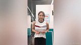 来比肌肉？妹子这波操作猛不猛！