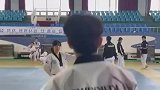 男女跆拳道练习，这小子是一点没往那个木板上瞄