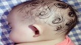 本以为熊孩子睡着了，走进一看，这是“蜘蛛精”转世吗