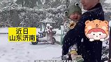 四个月宝宝首次见到初雪，笑容太治愈，开心到冒泡