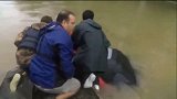 爆新鲜-20160814-实拍美女子车内遭洪水冲走救援人员绝地救援