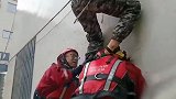 最帅肩梯！强降雨致遵义突发洪水 消防员用肩膀搭梯营救被困人员