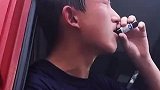消防员顶着高温灭火后，满头大汗喝解暑药