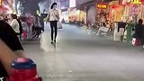 三名男子勾肩搭背，边走边唱歌，网友：看着很舒服！