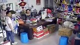 爸爸“掩护”儿子出门打球，最终还是爸爸扛下了所有