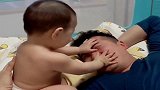 宝宝一巴掌过去，爸爸当场懵了，穿尿不湿的果然惹不起！