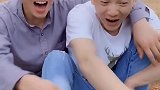 看到最后大声笑就行