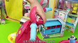 骑在的粉红猪小妹小猪佩奇玩具车上，玩帐篷，乔治和厨房玩具