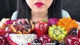 小姐姐吃什锦冰糖水果大餐，五颜六色的看着很有食欲