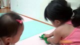 8个月的宝宝看到青蛙玩具，就笑到停不下来，看完心情会很好