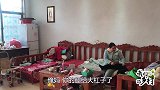 公公花60块钱给婆婆买新鞋，婆婆不愿意要，还拿扫帚追着公公打