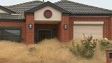 澳大利亚墨尔本：一住宅区遭风滚草入侵，数十居民被困家中