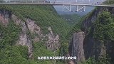 一大批游客挤上玻璃桥，桥面突然“破裂”，不少游客都楞了