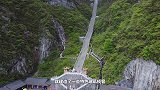 一大批游客挤上玻璃桥，桥面突然“破裂”，不少游客都楞了