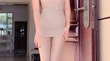 姑娘，玩归玩闹归闹，你家门把有点高啊