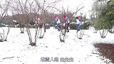 短剧：老师带同学们堆雪人，没想王小九要给雪人围一条围巾，真逗