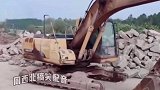 挖掘机今天工地老板不在,兄弟们嗨起来