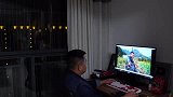 超小厨吃西餐品红酒，新鲜牛排配火鸡面，夫妻俩猜拳对饮真带劲