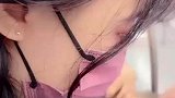 女生在地铁上修图，小瑕疵都不放过