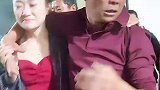 女儿出嫁当天，父亲流泪与客人打跳
