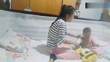 宝宝洗完澡不好好穿衣服，像小蝌蚪一样逮都逮不住，把妈妈气坏了