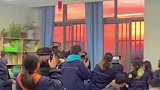班主任让初三学生暂停早自习，看满天朝霞，班主任：再继续早读的时候声音好像大了些