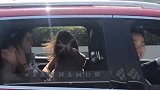 这年头当司机好无奈，伴娘在车上“蹦迪”不能跟着跳