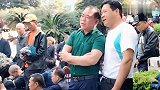 四位美女山歌对唱，土博哥俩，情意绵绵，引来许多观众来听哟！