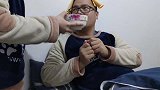 男子卧病在床，媳妇上演新版“大朗吃药”，老公吓身冷汗，搞笑