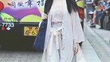 偶遇古风小姐姐，穿一袭白色汉服搭深蓝色布包，气质温婉真好看