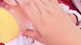 小宝宝躺在床上喝奶，没想到奶都流出来了，好搞笑！