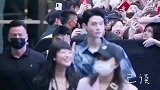 龚俊出席活动，蓝色格子套装得体有活力，周也因鞋大走着走着掉了