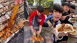 农村小伙打包盒饭几个人一起吃有时幸福就是这么简单