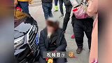 八旬老人坐地拦婚车要钱，称“报警就报警”，目击者：团队有几十人