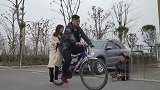 单车男羞辱路边的人，结果被对方打脸