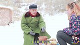 美女卖土豆没人买，老爹出了一招按罐卖，没想还卖个高价，厉害