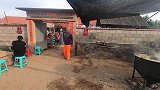 丹东农村婚礼“大管事”，为啥身上披着毛毯？看看是啥习俗？