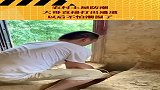 农村土屋防潮，大哥直接打出通道，再也不怕潮湿！