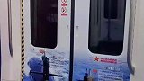 这一段地铁上的广告，显得与众不同