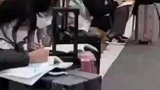 学生路遇大雾，在路边寒风中听网课