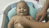 奶奶给小宝宝洗澡,没想到宝宝这么开心,小表情太萌了！