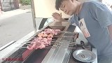 恒弟今天一个人不想做饭，再次来到康大飞烧烤摊，发现又上新了