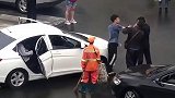 因5元停车费 长春一大爷遭小伙麻辣烫扣头