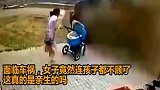 女子面临车祸，竟然连孩子都不顾了，这真的是亲生的吗