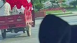 路遇三轮车载巨型玫瑰，哪个姑娘这么幸福