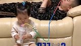 看到宝宝的做法，我简直无语，给爸爸偷换成洗脚水还算小棉袄吗